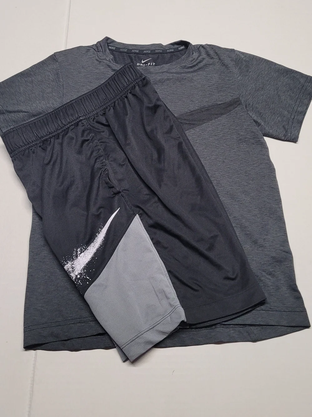 Nike boy’s set size medium
